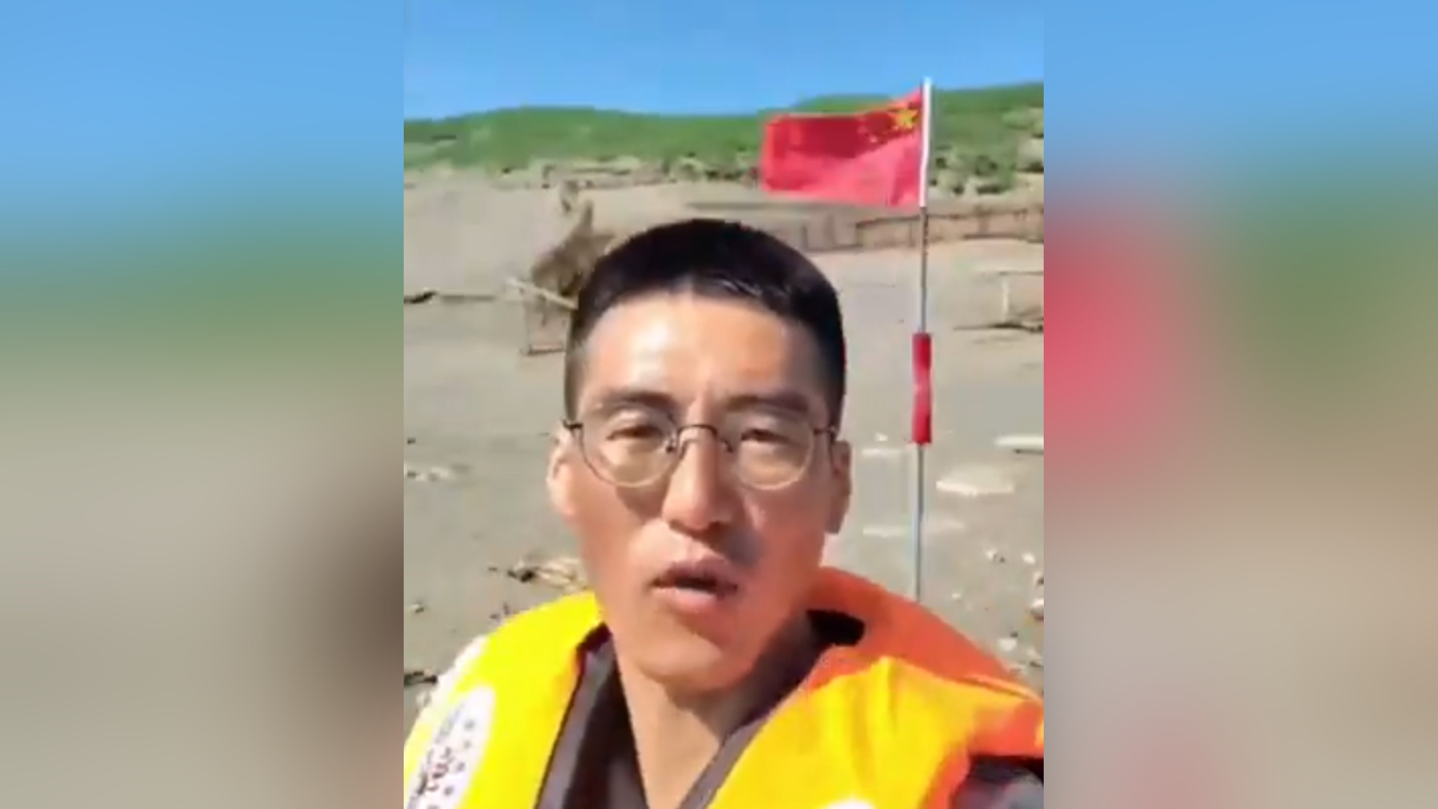 中國一名自稱「山東凱哥」的網民，18日在網路上傳兩段影片，自稱駕駛動力橡皮艇，15日由福州長樂機場海灘出發，並於當天下午15時左右航抵桃園大園，在插上五星旗後隨即返回中國。(翻攝X平台)