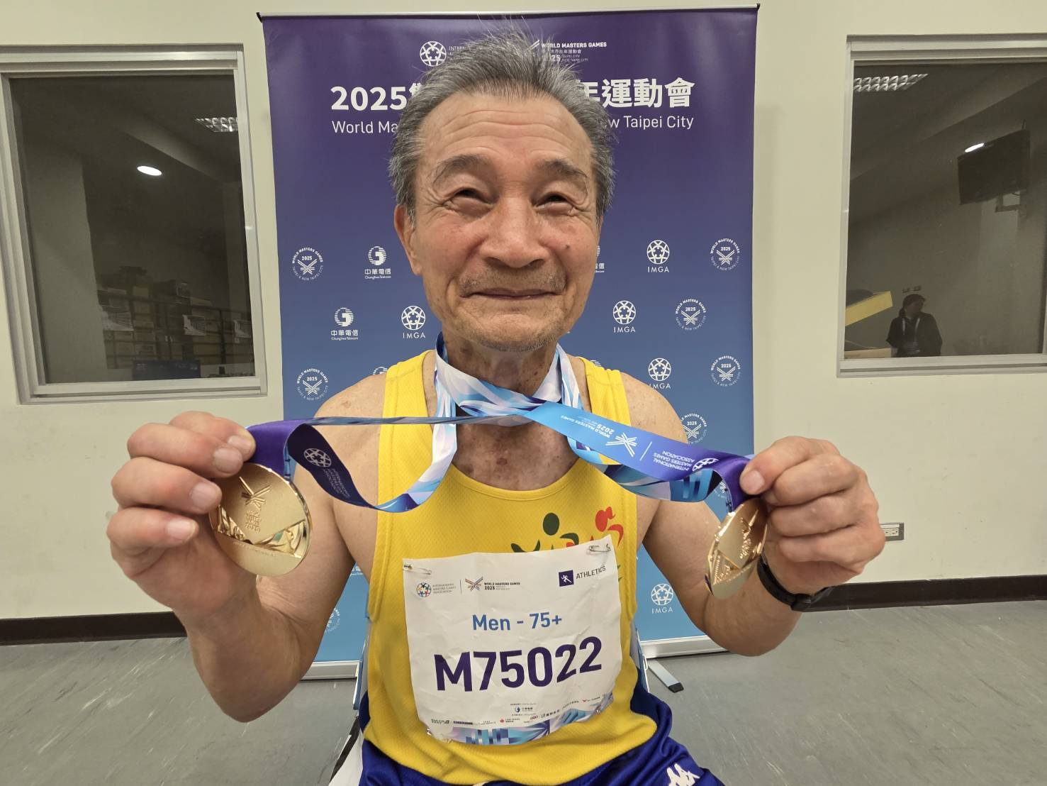 78歲鄭清榮在世壯運撐竿跳和跨欄80公尺都奪下金牌。(江昭倫 攝)