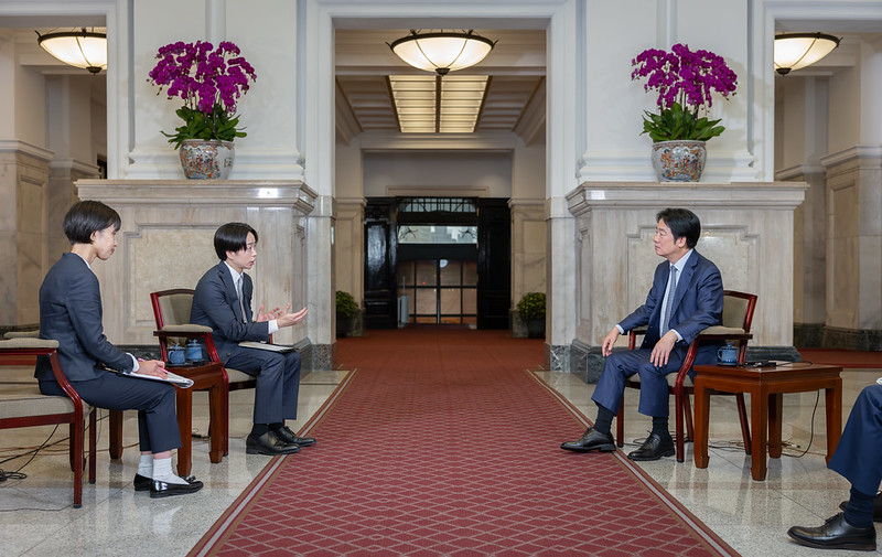 賴清德總統(右)日前接受「NTV日本電視台」《NEWS ZERO》節目主持人櫻井翔(左二)專訪，說明對民主陣營加強合作的期待。(總統府提供)