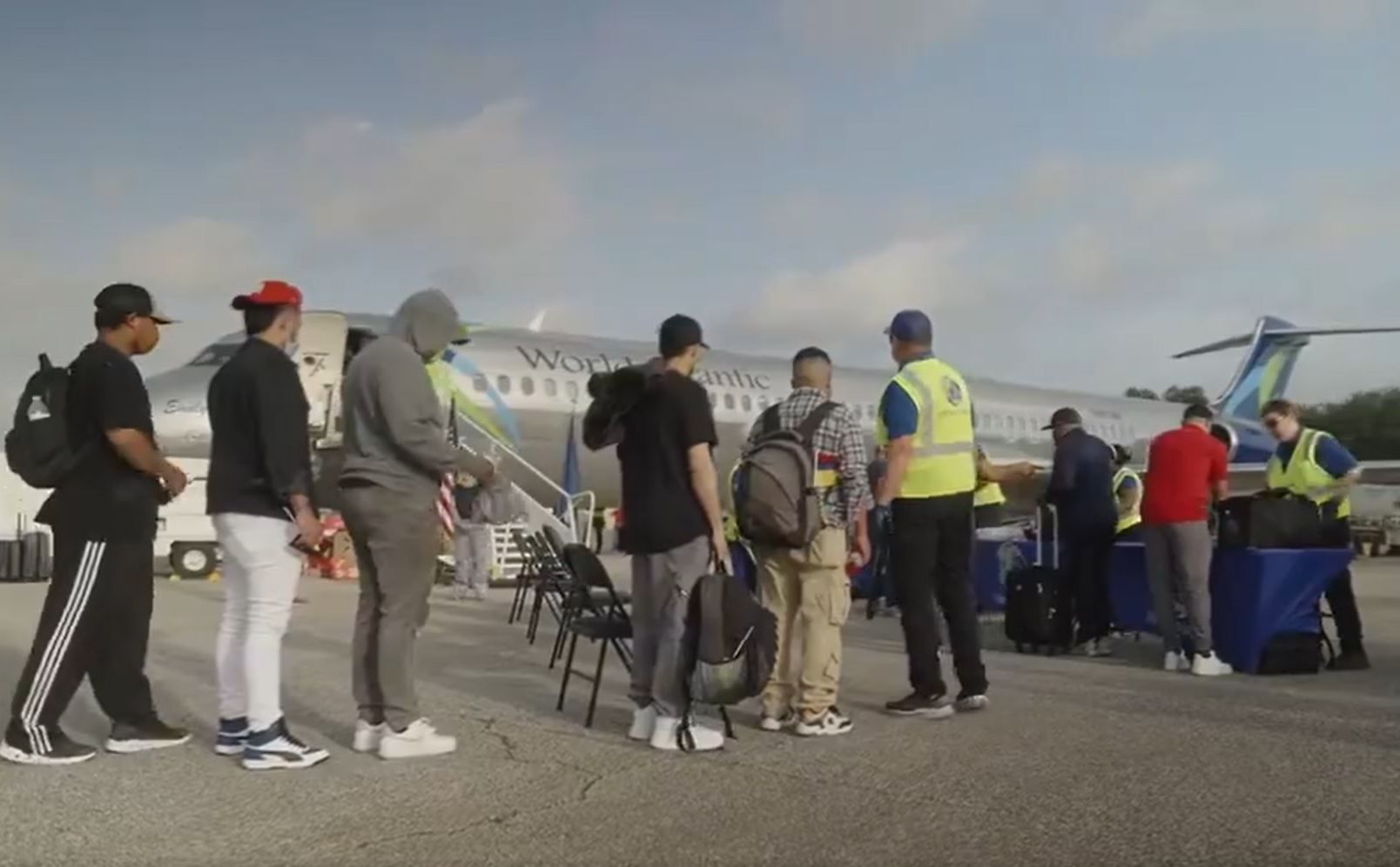 美國國土安全部表示，首批「自我驅逐」移民離美。 (圖:X@DHSgov)