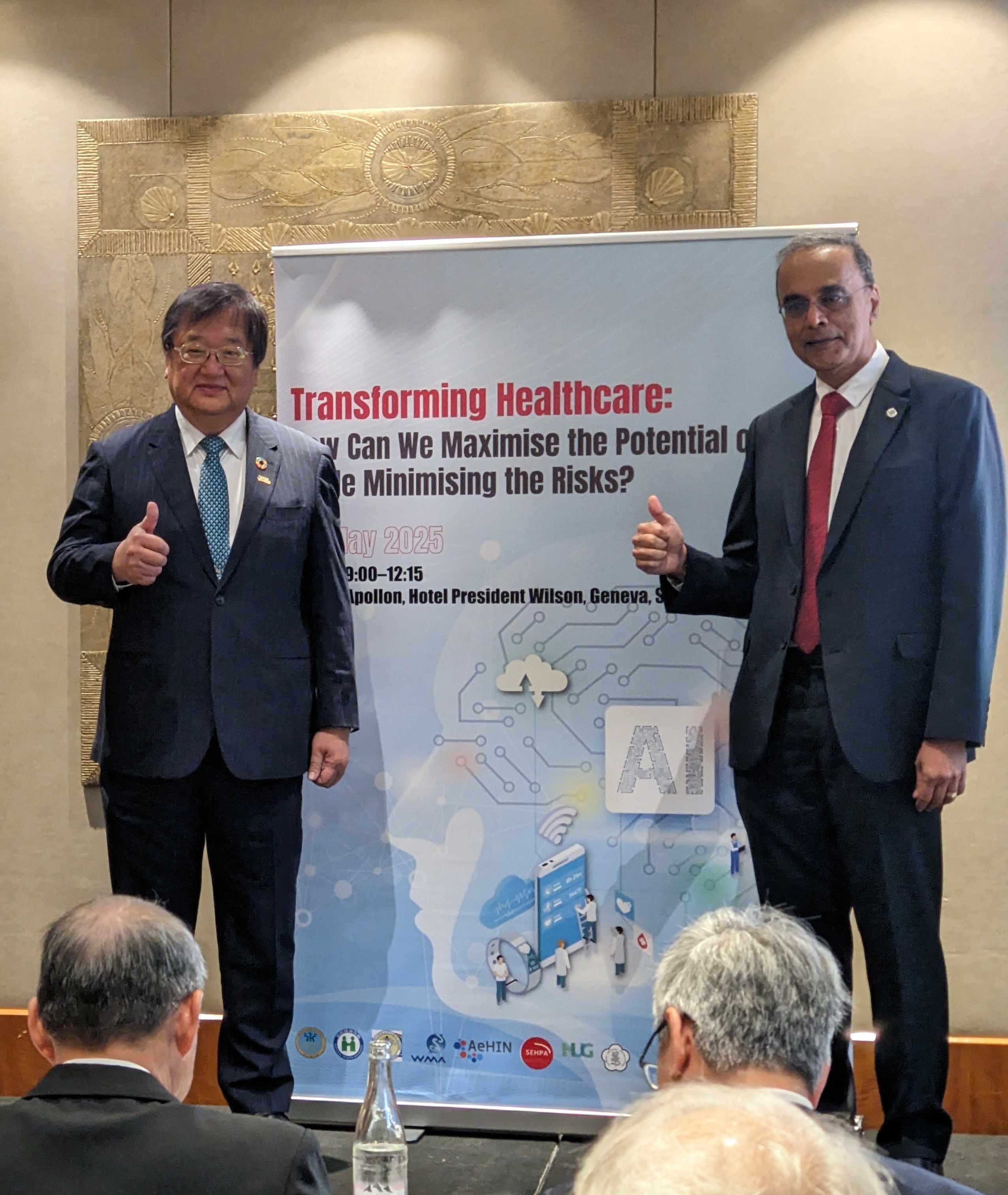 世界衛生大會(WHA)開議第二天，衛福部在場邊舉辦國際論壇，衛福部長邱泰源以及世界醫師會(World Medical Association)會長菲利普(Ashok Philip)皆出席擔任開幕致詞嘉賓，並在致詞後合影留念。(陳念宜 攝)