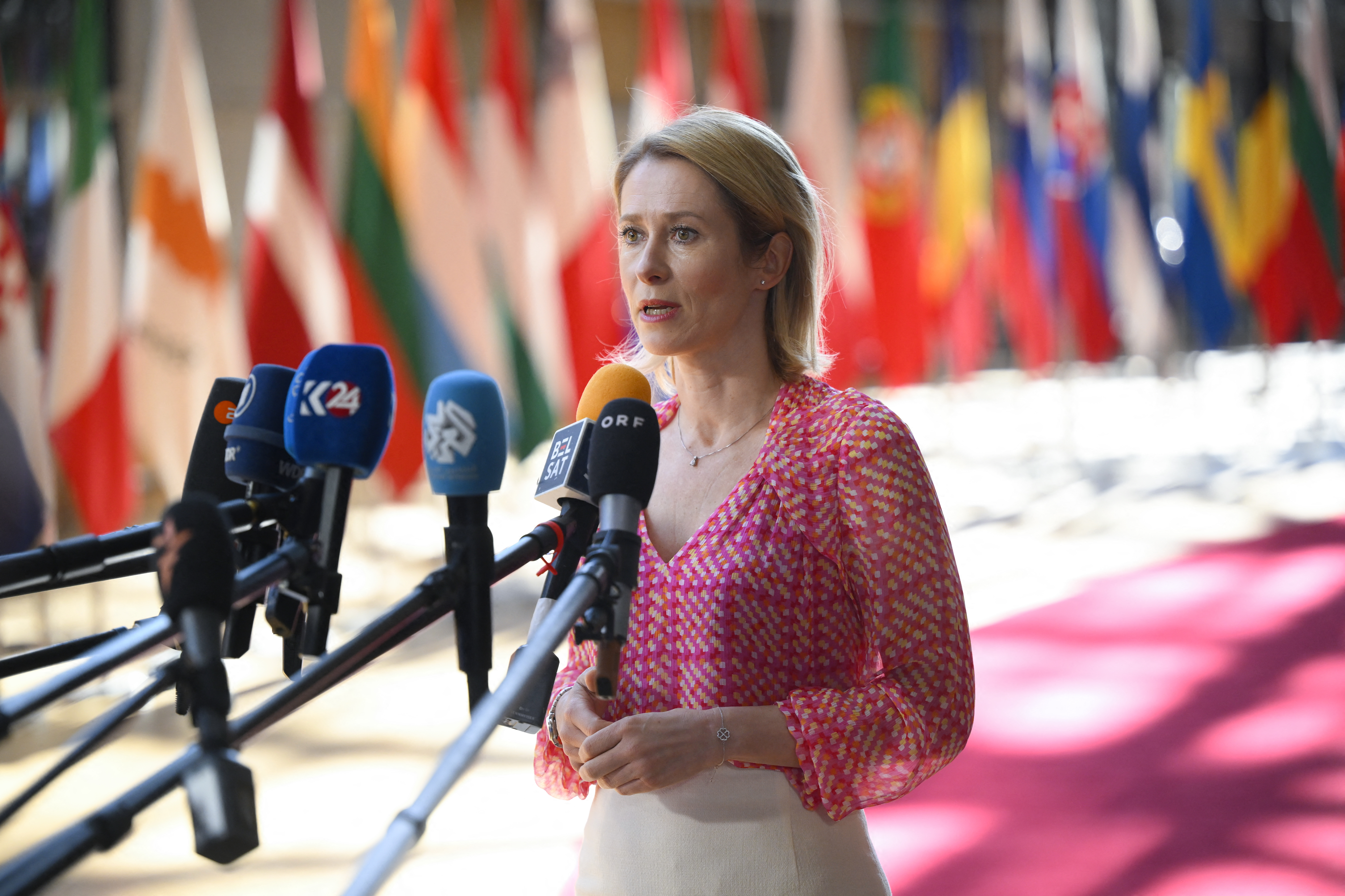 歐盟外交事務高級代表卡拉斯(Kaja Kallas)20日在歐盟總部前回答記者提問。(AFP)