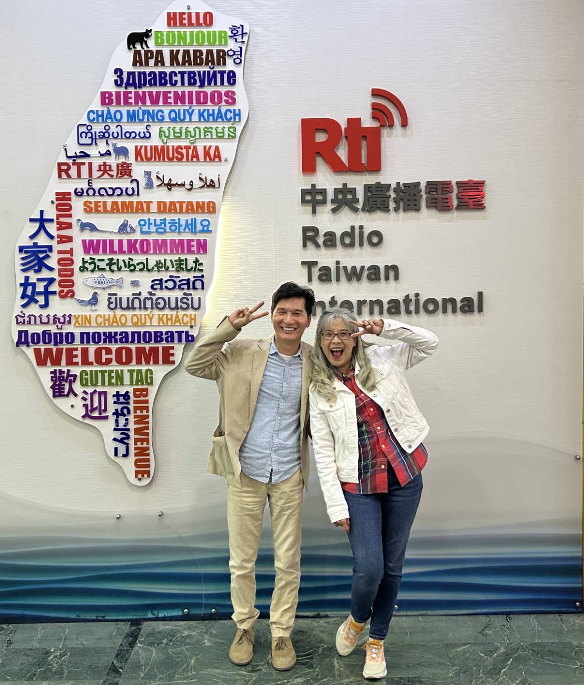 Voice to the world 節目主持人介文，專訪大學城第六屆冠軍和最佳作詞 / 邱群芳