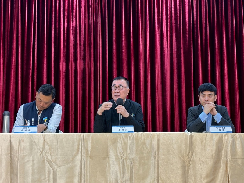 輝達執行長黃仁勳宣布台灣辦公室將落腳北投、士林，台北市副市長李四川(中)21日對此表示，應會是在北投士林科技園區的T17、T18街廓，不過取得地上權的新光人壽還沒跟市府聯繫，所以尚未完全確定。 (圖：中央社)