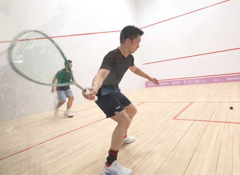 台北市長蔣萬安（前）21日在2025雙北世壯運壁球項目出賽，賽前稱只練2次，若是自己被KO不用太驚訝，不過上場後卻連續2場以直落3擊敗對手。（世壯運執委會提供）中央社記者陳昱婷傳真  114年5月21日 (圖：中央社)