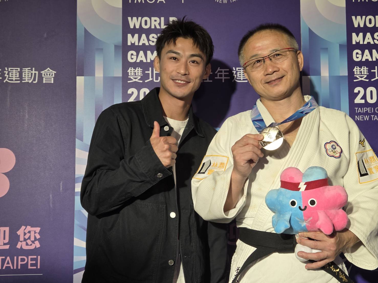 劉文等教練(右)21日出賽2025雙北世壯運柔道項目，以3連勝拿下金牌。在場邊化身「教練」的楊勇緯(左)大讚「劉教練演出超水準」。(江昭倫 攝)