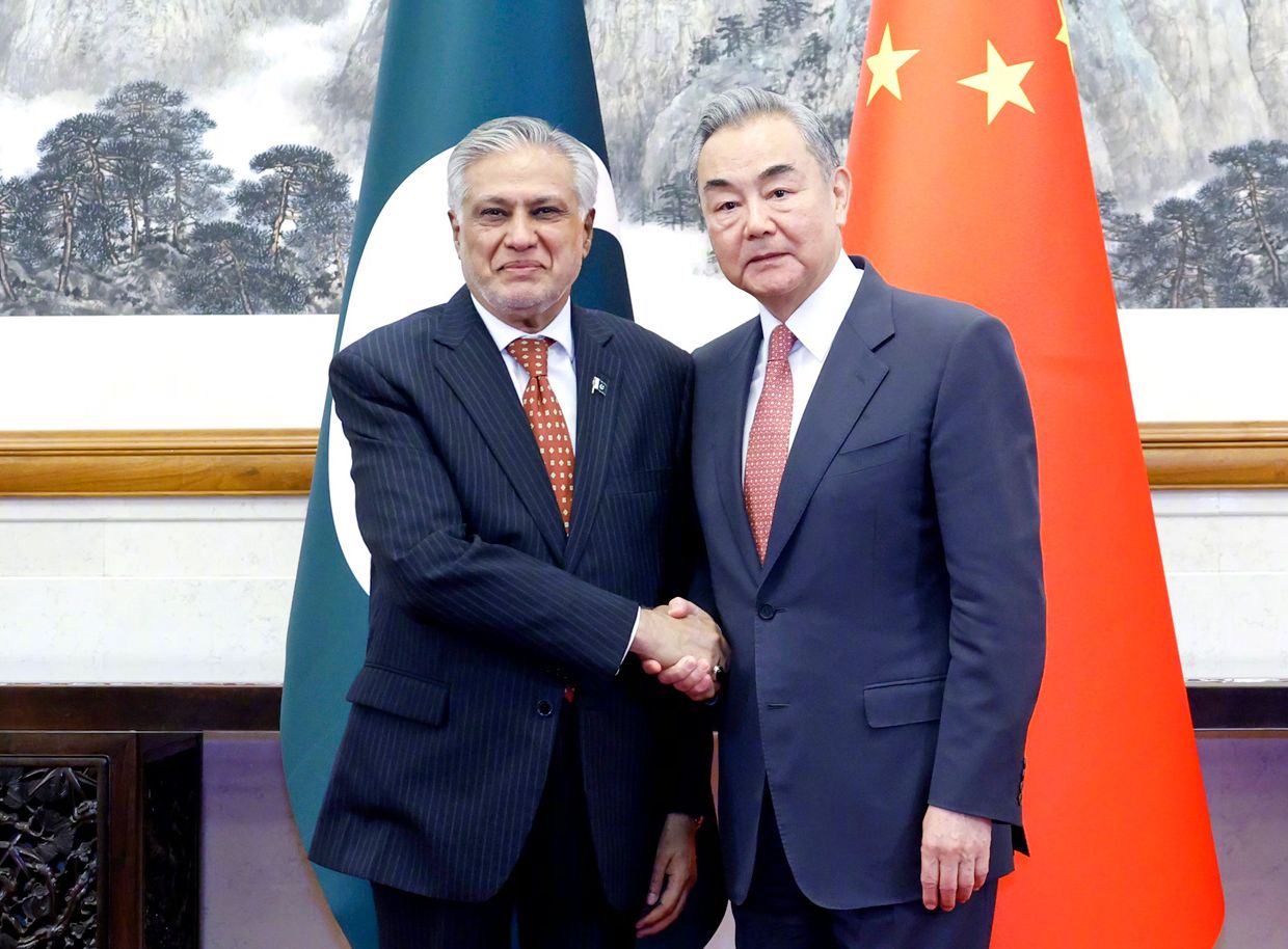 巴基斯坦外交部長達爾(Ishaq Dar)20日在北京與中國外交部長王毅會面。(圖:微博)