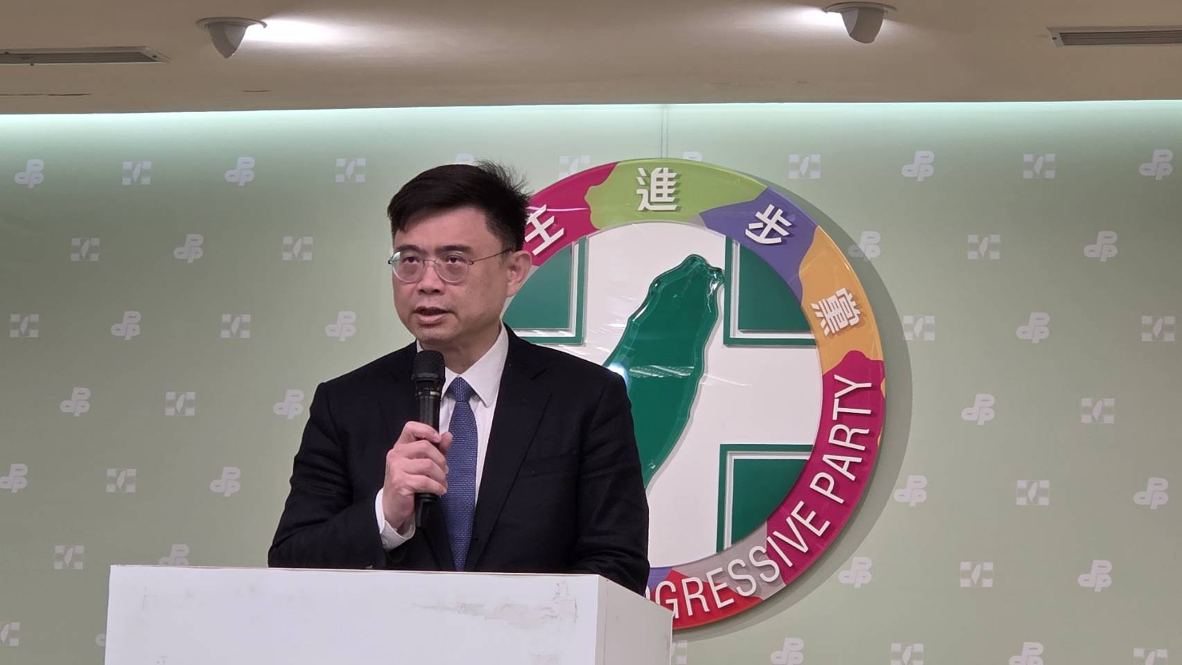 民進黨中評會主委賴瑞隆表示，中評會21日達成一致決議，將5名涉入共諜案的黨員予以除名。(劉玉秋攝)