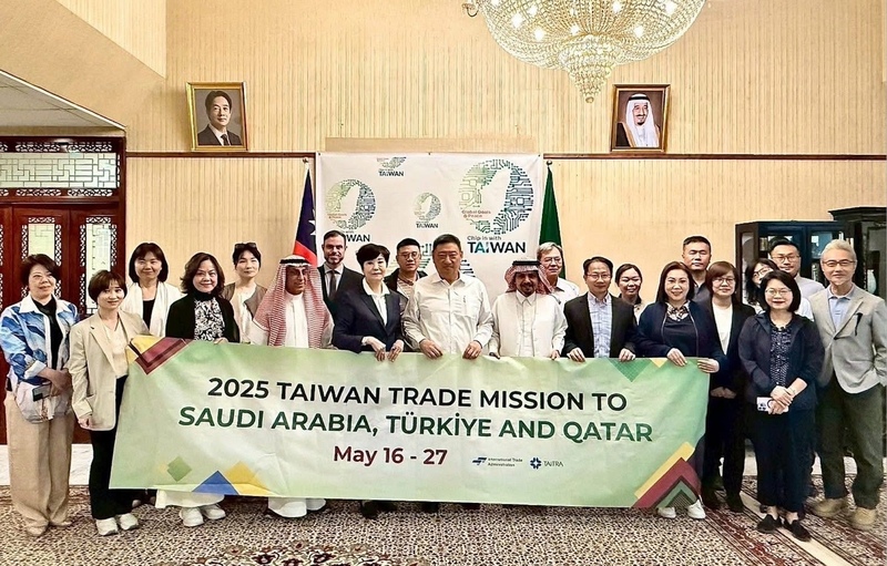 貿協籌組2025年「中東海灣新絲路貿易訪問團」，駐沙國台北經濟文化代表處代表張治平（前左6）在利雅德與團長：青暘公司董事長錡玉色（前左5）以及其他團員合照。（駐沙國代表處提供） (圖：中央社)