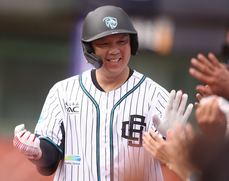 世壯運棒球項目男子35+組首戰GOATBROS山羊兄弟隊22日在天母棒球場出戰日本甲子園大師隊，山羊兄弟周思齊代打上陣，擊出高飛犧牲打，送回三壘跑者，帶有1分打點，回到休息區與隊友擊掌致意。(圖：中央社)