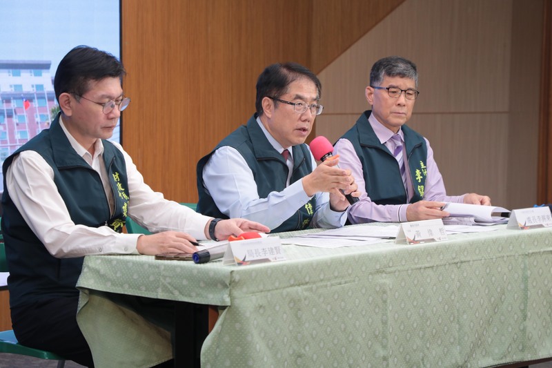 台南市長黃偉哲(中)22日指出，行政院調節刪減地方一般性補助款27.3%，現階段將先盤點2025年建設事項，若屬非急迫性、用地取得有問題的案子，先推遲到2026年；目前只有需要做的、已開工的、已招標完成的，才會繼續推動。(台南市政府提供)(圖：中央社)