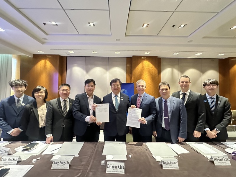 世界衛生大會（WHA）19日至27日在日內瓦舉行，台灣連續第9年未獲邀，不過衛福部長邱泰源（中）於當地時間20日下午與國際醫院聯盟（IHF）代表舉行重要對談並簽署MOU。（衛福部提供/中央社 )