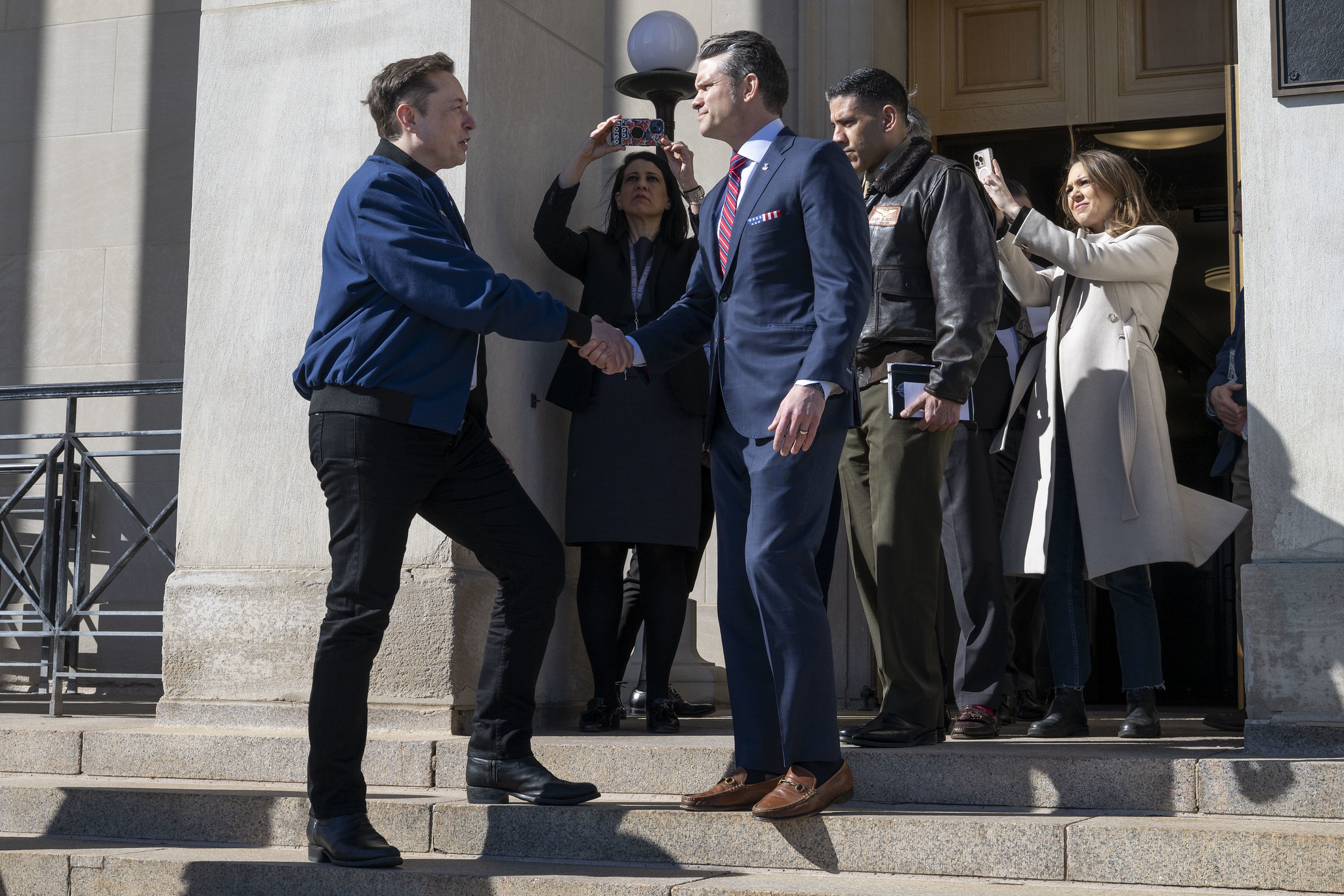圖為美國億萬富豪馬斯克3月間拜訪五角大廈。 (圖:美國國防部)