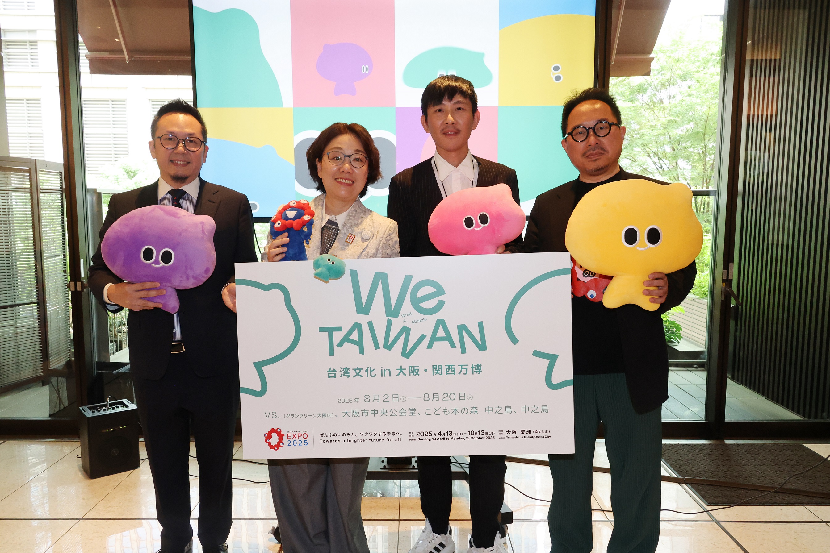 文化總會秘書長李厚慶(左起)、文化部政務次長王時思、策展團隊代表林昆穎、台灣駐日經濟文化代表處台灣文化中心主任曾鈐龍，22日出席在日本舉行的「We_TAIWAN台灣文化in大阪」宣告記者會。(文化部提供)