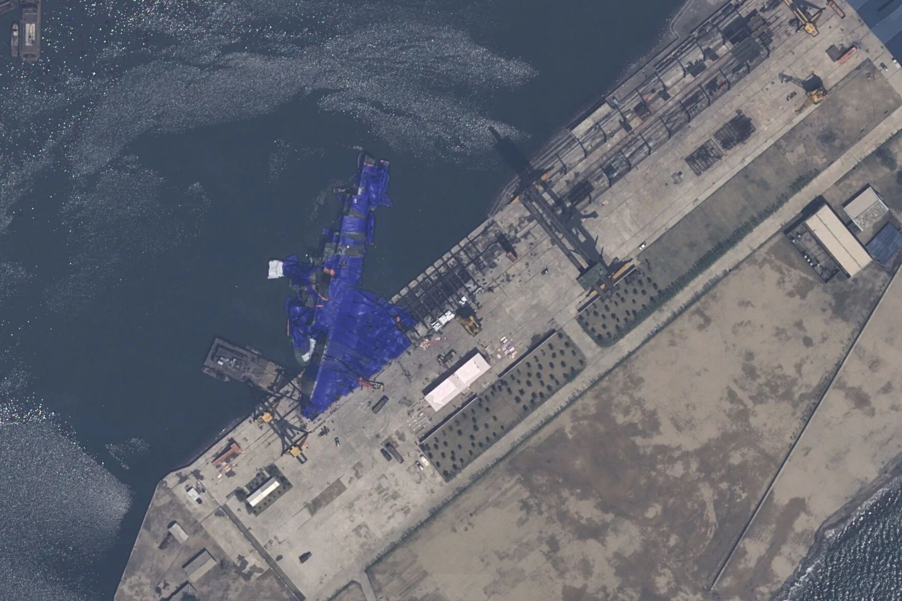 北韓一艘新型軍艦21日啟用下水時發生嚴重事故。(圖:Airbus DS)