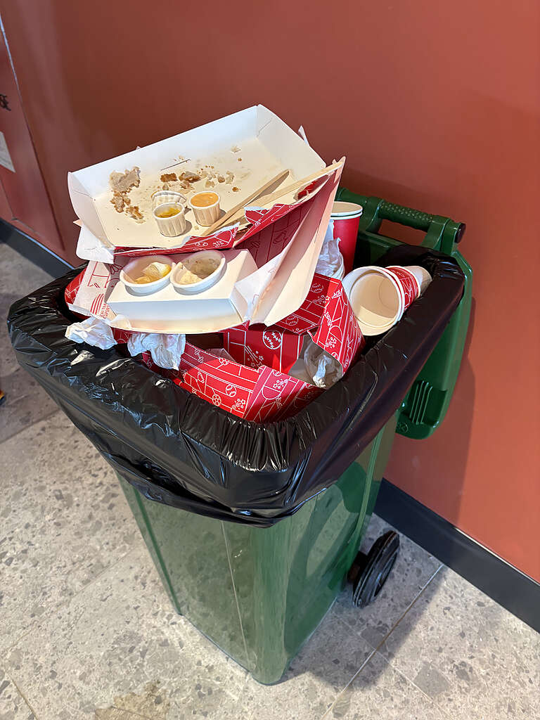 賽事期間垃圾量激增，與香港政府宣稱的減廢目標背道而馳。(圖：綠色和平)