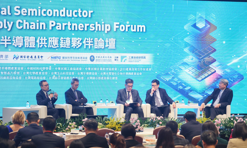 「全球半導體供應鏈夥伴論壇」23日在台北國際會議中心登場，第一場座談以「地緣政治下台灣半導體產業的發展」為題，經濟部長郭智輝(右)擔任主持人。(圖：中央社)