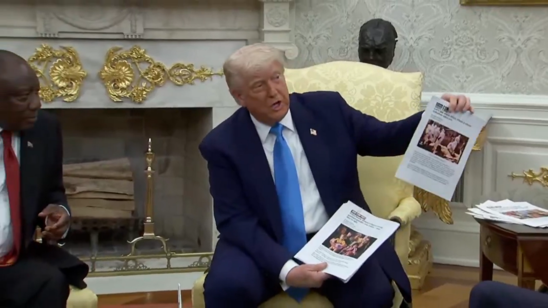 美國總統川普21日在白宮會見南非總統拉瑪佛沙時，指控南非白人遭到屠殺，然而他出示的所謂證據之一，卻是路透社在剛果民主共和國拍攝影片的截圖。(圖 : X平台/@Michael Tracey)