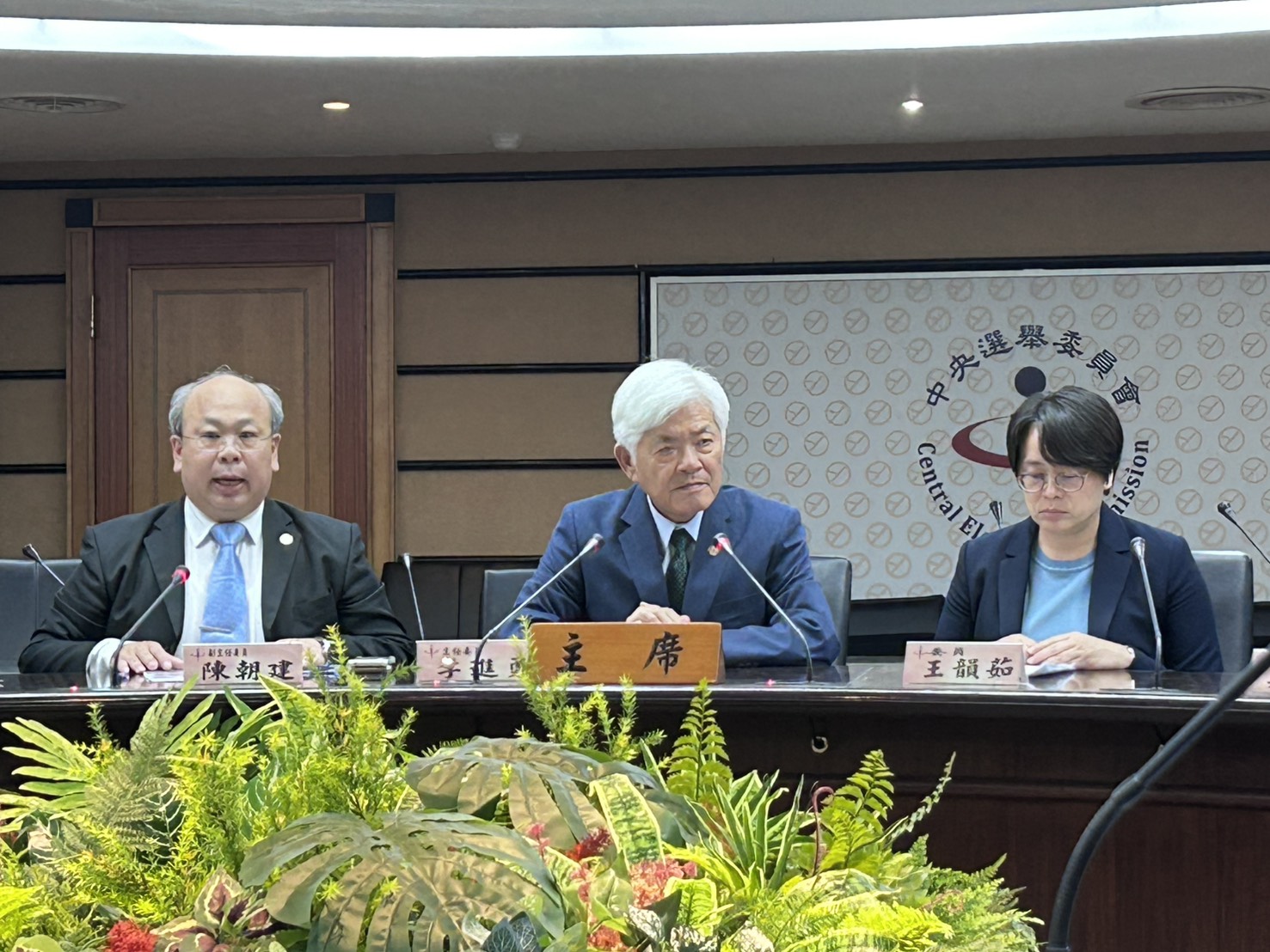 中選會主委李進勇(中)。(王韋婷攝)