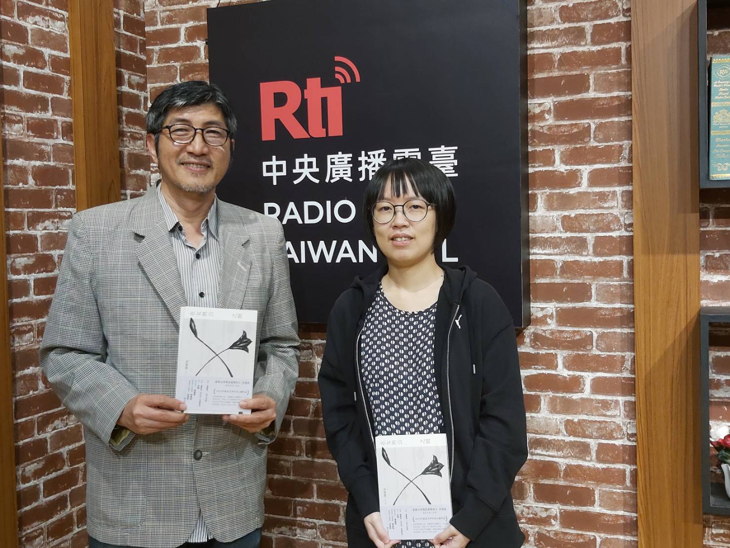 許恩恩（右）與主持人合影