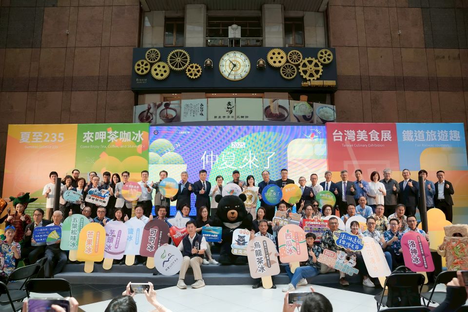 交通部觀光署攜手全台18個觀光圈及332家旅行社及食宿遊購行業者，推出的「2025台灣仲夏節 Solar Festival in Taiwan」日前在台北車站揭開序幕。(觀光署提供)