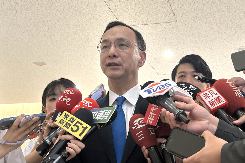 中選會決議反廢死公投不符規定，國民黨主席朱立倫24日表示，中選會真的是民主殺手，民進黨連人民要表達反對或支持廢死的權利都要沒收。 (圖：中央社)