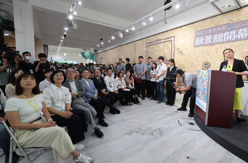 國家兒童未來館願景館開幕典禮24日舉行，行政院長卓榮泰（前左4）、文化部長李遠（前左3）、新北市長侯友宜（前左5）、民進黨立委張雅琳（前左1）、蘇巧慧（前左2）、張宏陸（前左6）等出席，觀賞開場影片。 (圖：中央社)