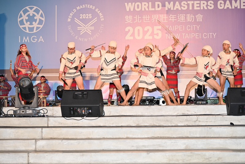 「2025雙北世界壯年運動會」歡迎晚會宜蘭場25日晚間在羅東文化工場舉行，東澳國小帶來原住民歌舞，展現泰雅原民文化。（宜蘭縣政府提供）