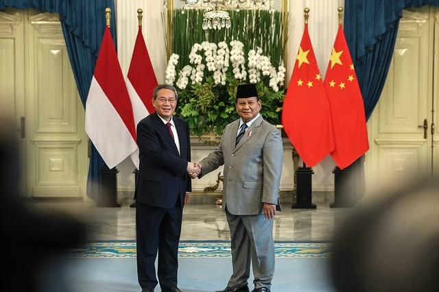 中國國務院總理李強(左)25日上午在雅加達與印尼總統普拉伯沃(Prabowo Subianto，右)舉行會談。(翻攝Prabowo Subianto IG)