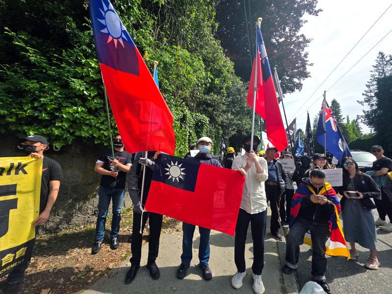 加拿大中華民國青年會幾名成員在中國駐溫哥華領事館前揮舞國旗悼六四，彰顯台灣守護民主自由的信念。(圖：中央社)