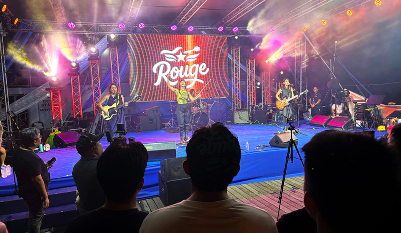 菲律賓民間團體「這是我們的」聯盟26日在菲律賓艾尼島為南海海上演唱會舉行行前演唱會，來自5國的藝人預定於28日在南海中業島海域舉辦和平演唱會。 (圖：中央社)