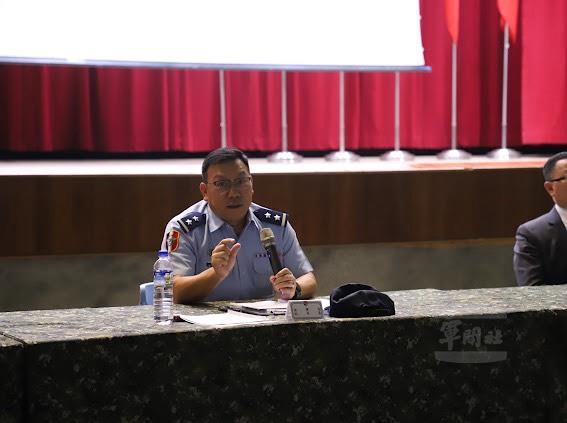 軍法巡迴教育座談外島場次，由國防部法律事務司司長沈世偉中將主持。(圖：國防部)