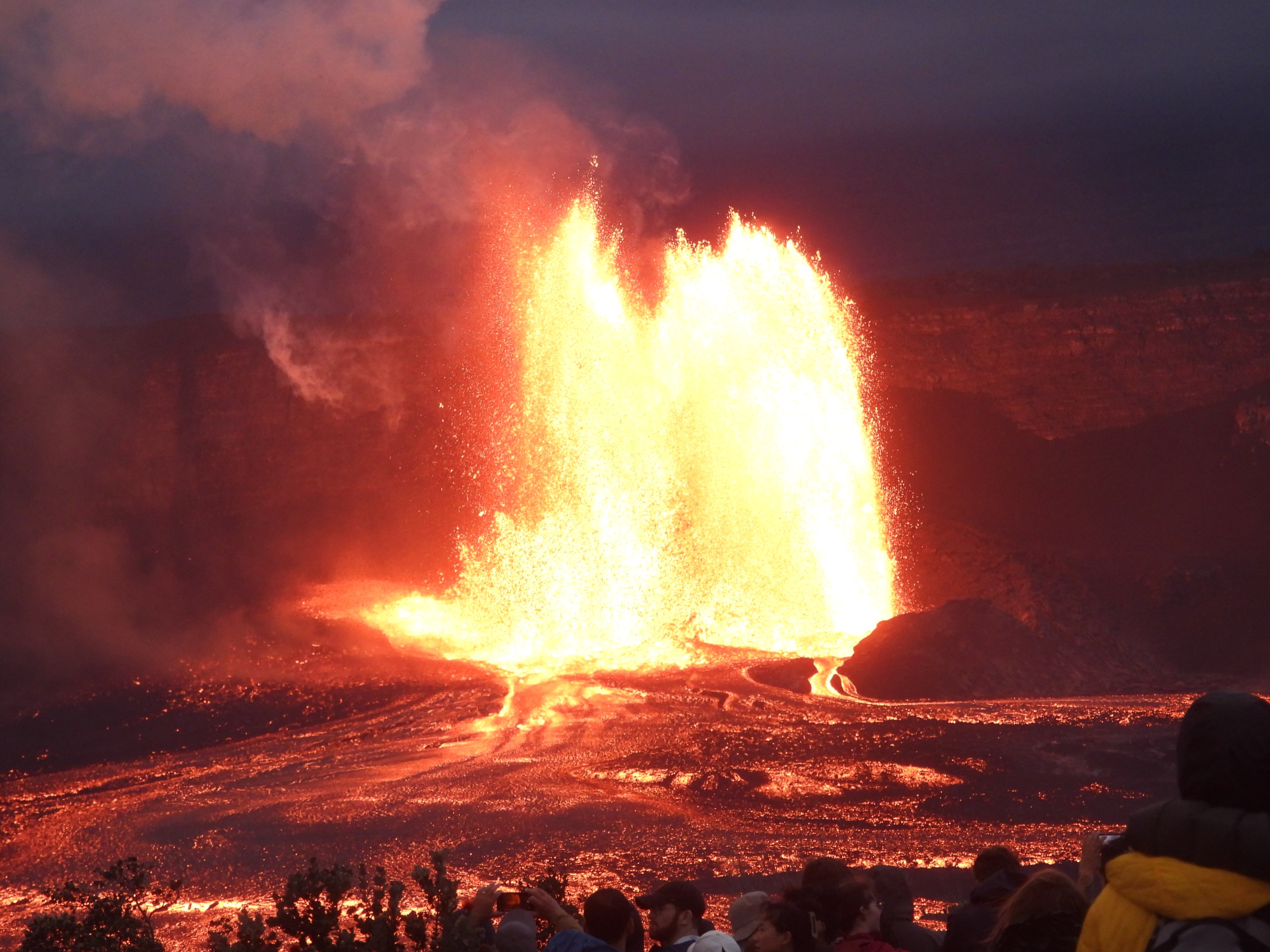 世界上最活躍的火山之一、夏威夷大島(Big Island)的幾勞亞火山(Kilauea)噴發的熔岩柱(columns of lava)高達1,000英尺。(圖 : X平台/@jratcliff)
