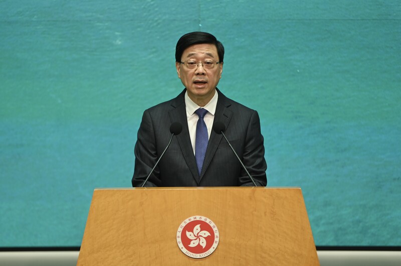 香港記者協會早前表示，有多家媒體機構和新聞工作者遭當局「無理」查稅。香港行政長官李家超回應說，沒有人有特權逃稅和避開評稅程序。(圖：中央社)
