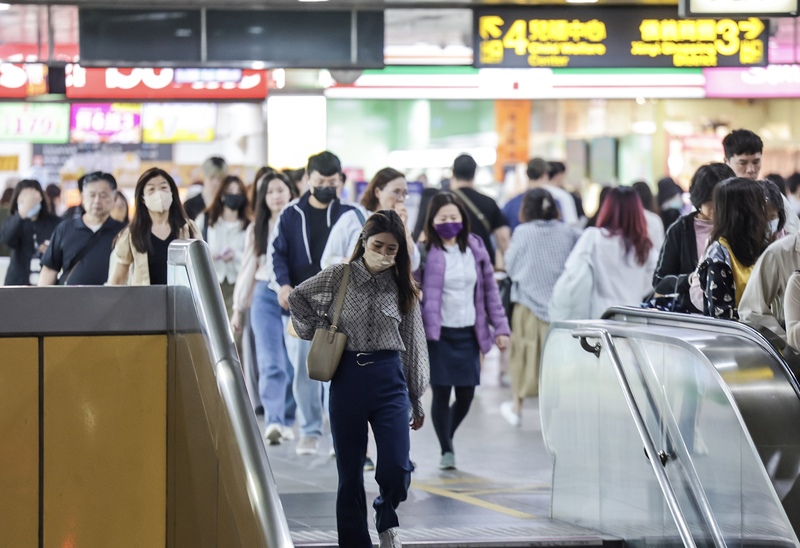 國內COVID-19疫情連7週上升，疾管署估6月底、7月初疫情會達高峰，建議進入醫療照護機構、搭乘大眾運輸工具及有發燒或呼吸道症狀民眾等情況要戴口罩。 (圖：中央社)