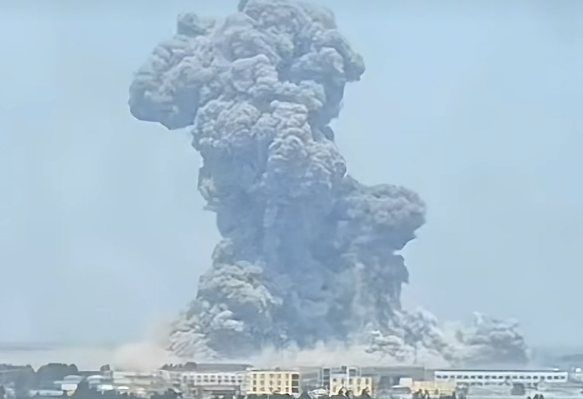 中國山東高密市一家友道化學有限公司工廠，27日午間發生爆炸事故，炸出驚悚蕈狀雲。(翻攝微博)