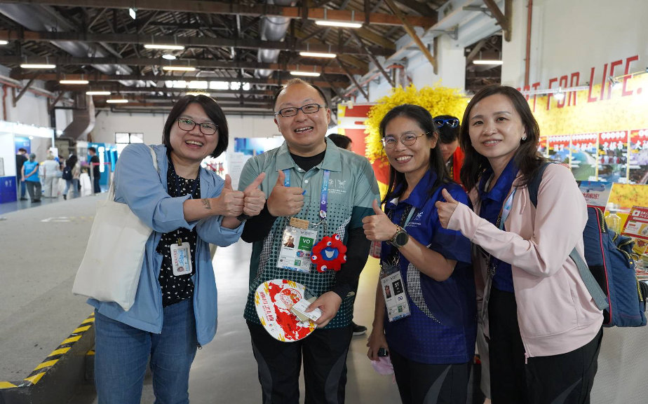 日本志工新開旭(左二)跨海挺世壯運，來台擔任語言志工。(台北市政府提供)