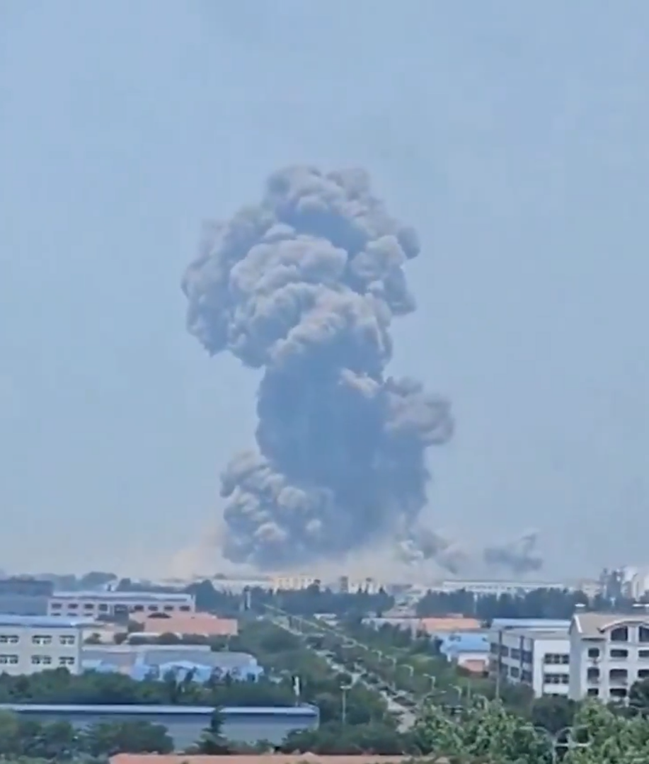 中國山東省高密市一家化學工廠今天(27日)發生爆炸，造成至少5人死亡，另外還有6人下落不明。(圖 : X平台@Maks_NAFO_FELLA)