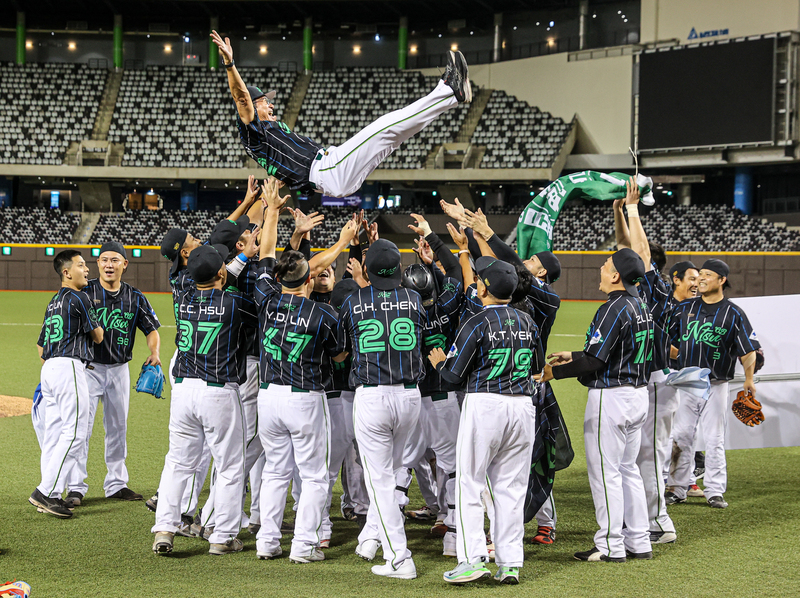 2025雙北世壯運棒球35歲以上競賽男子組28日在台北大巨蛋進行最終戰，NTSU OB隊成功以7比3擊敗Goatbros山羊兄弟隊，收下金牌，球員賽後在場中開心慶祝。中央社記者鄭清元攝  114年5月28日 (圖：中央社)