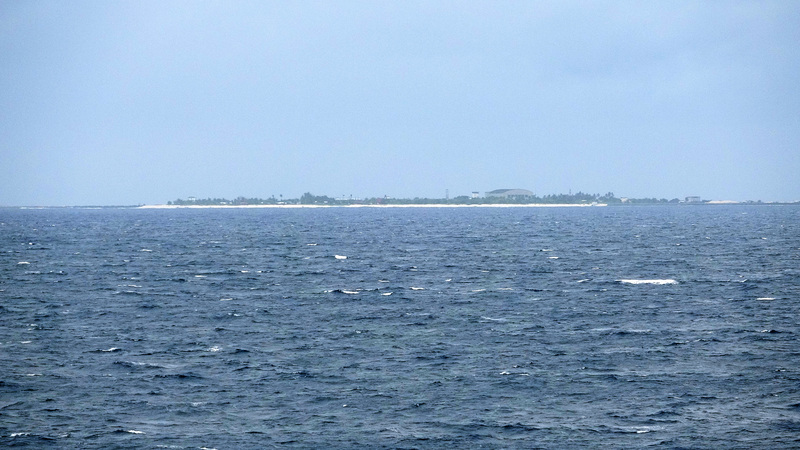 菲律賓民間團體「這是我們的」，28日於南海中業島3.5海里外的海域舉辦海上和平演唱會。遠方為中業島。(圖：中央社)