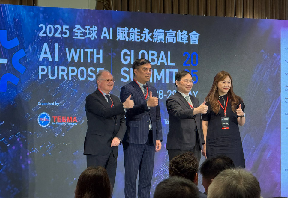 2025全球AI賦能永續高峰會28日起在台舉辦，全球永續賦能倡議組織(GeSI)執行長Luise Neves(左1)、環境部長彭啓明(左2)、電電公會祕書長林全能(右2)、台灣大永續品牌公關副總劉麗惠(右1)出席開幕式。(謝佳興 攝)