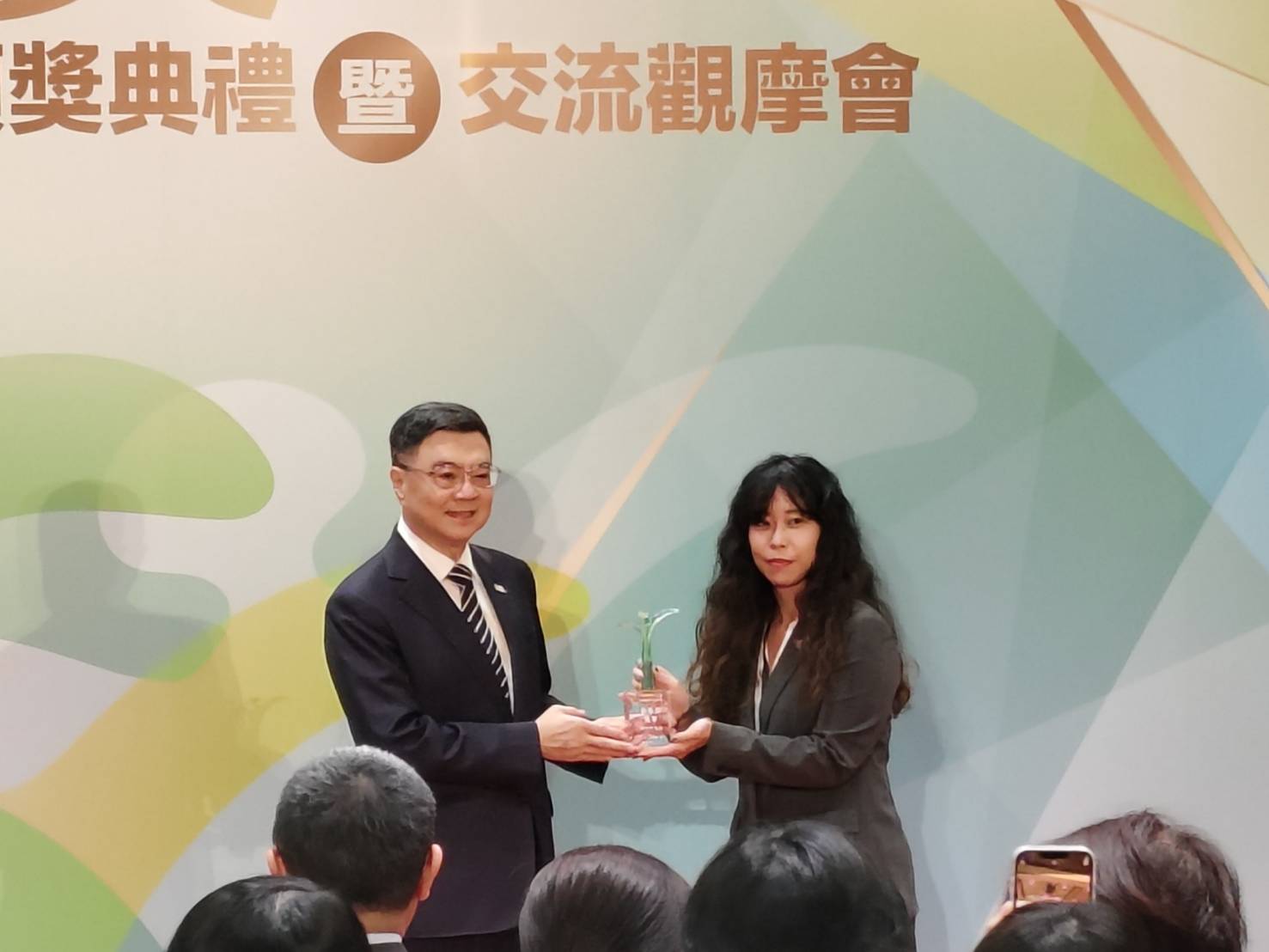 行政院長卓榮泰出席金馨獎頒獎典禮，針對教育部次長葉丙成洩漏性平事件當事人個資，卓揆要求盡速查明，給國人交代。(王韋婷攝)