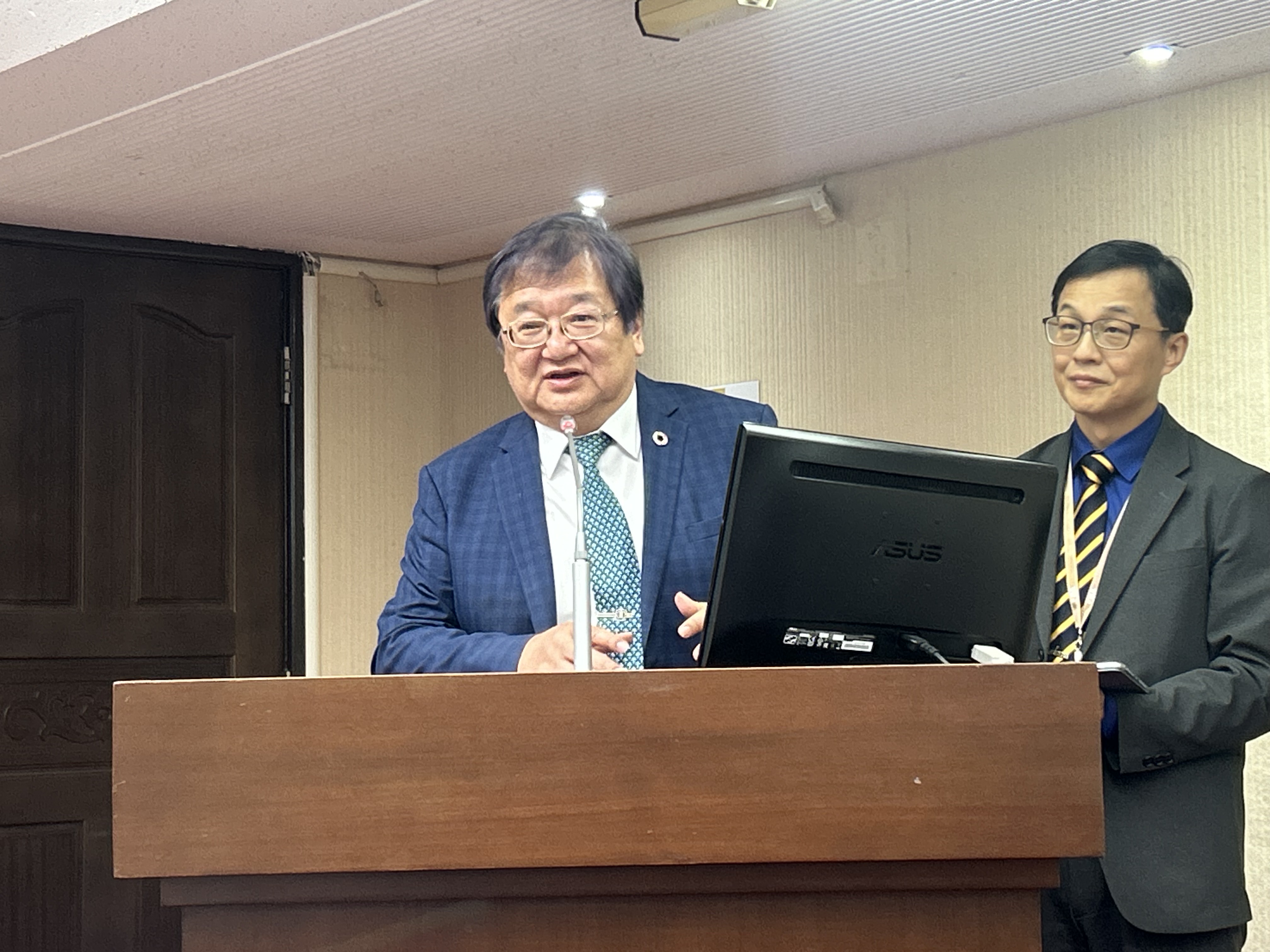 立法院衛環委員會28日審查衛福部今年度(2025年)單位預算凍結案，原先遭凍結64案、金額約新台幣26億元，最終全數解凍得動支。圖為衛福部長邱泰源(左)、衛福部食藥署長姜至剛(右)。(趙婉淳 攝)