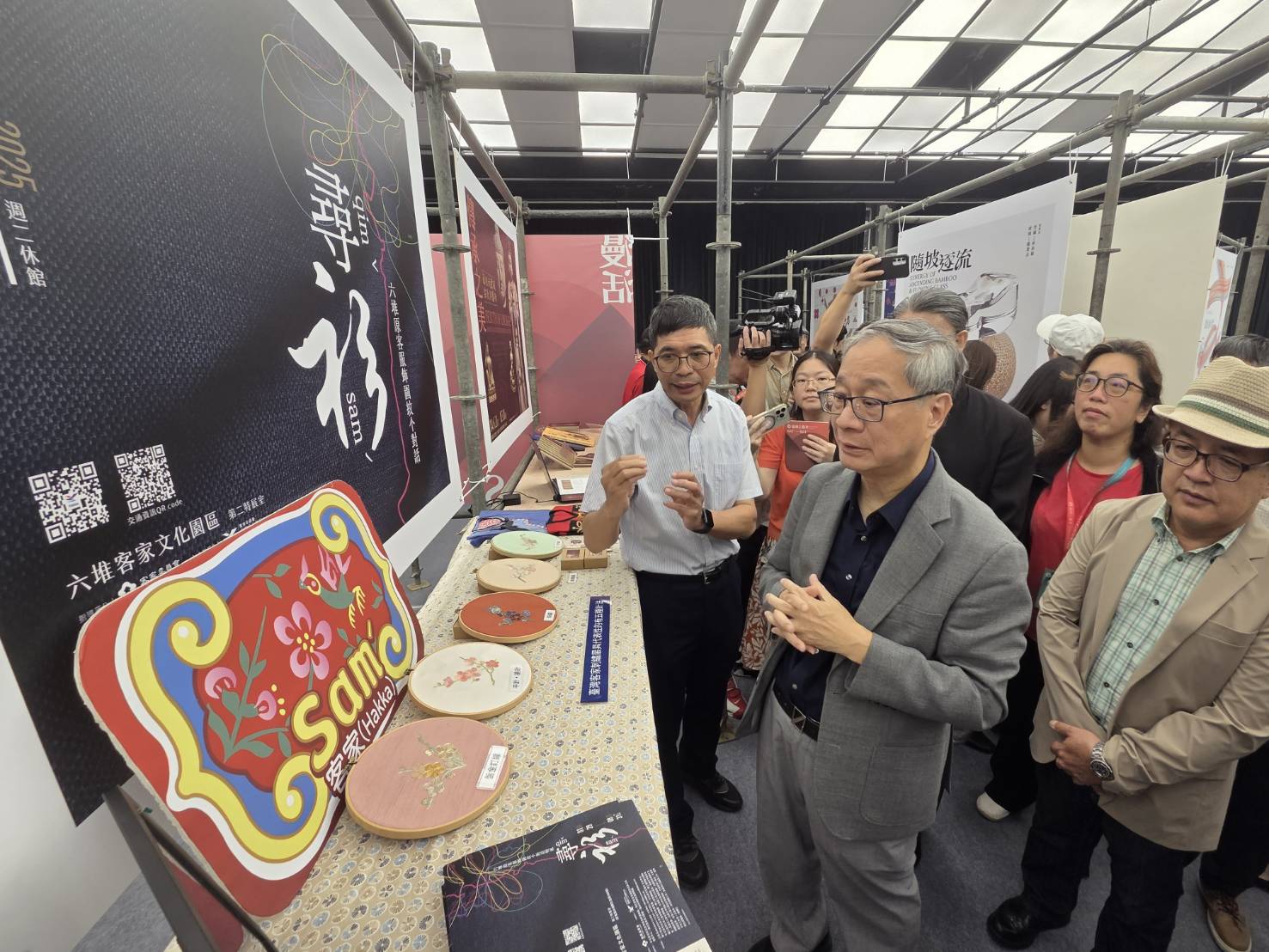 文化部長李遠(中)28日出席2025台灣工藝季啟動記者會，宣告首屆「台灣工藝季」系列活動將於6月1日至8月31日，在全台與離島共38個展區登場。(江昭倫 攝)