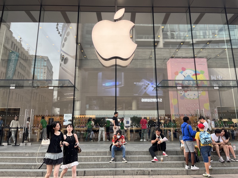 受到中國官方政策補貼措施等帶動，蘋果產品iPhone16 Pro登上2025年第20週（5月12至18日）中國國內手機銷售排行第一位。圖為位於上海南京東路蘋果旗艦店。 (圖：中央社)