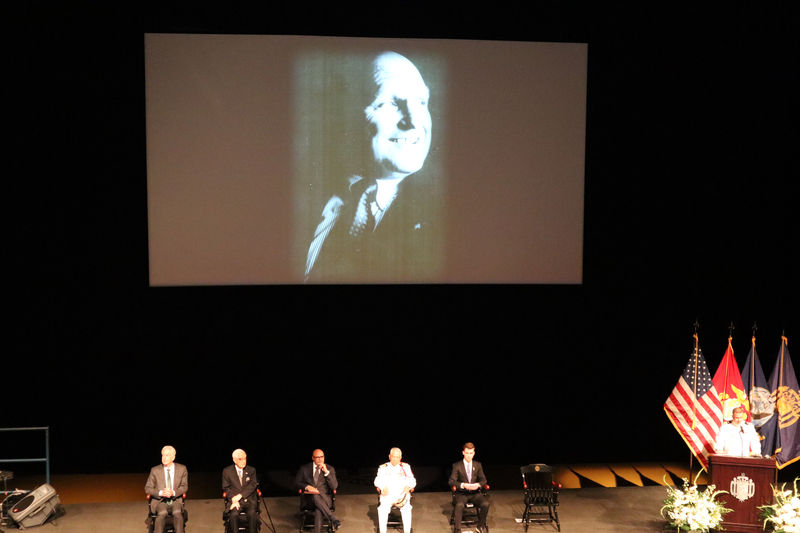 美國前副國務卿阿米塔吉4月因肺栓塞突發辭世，其母校美國海軍軍官學校29日舉行追思會。 (圖：中央社)