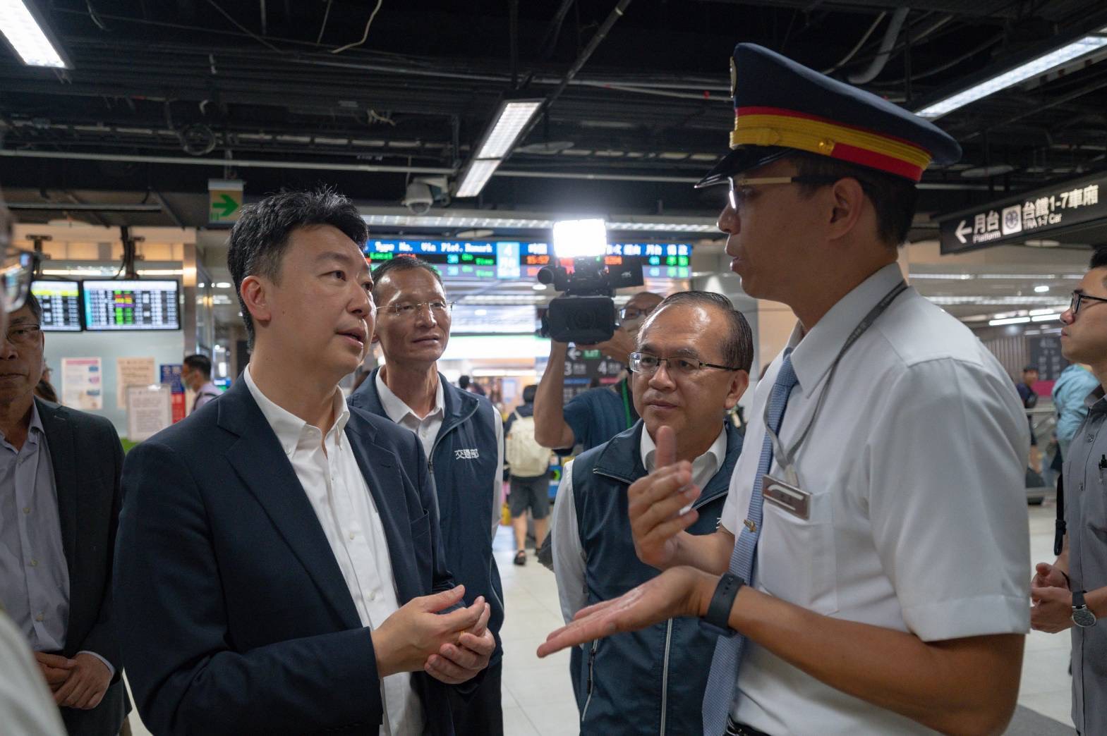 交通部長陳世凱(圖左)29日前往台北車站視察端午連假鐵公路疏運情形。(交通部提供)