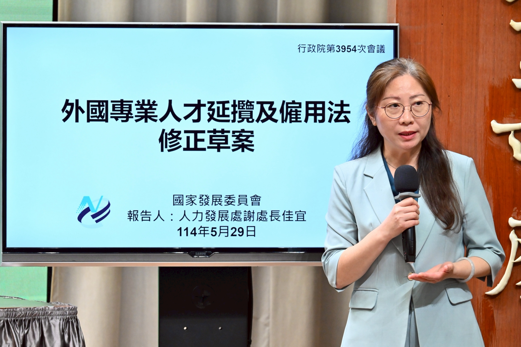 國發會人力發展處處長謝佳宜在行政院會後記者會說明修法內容。(行政院提供)