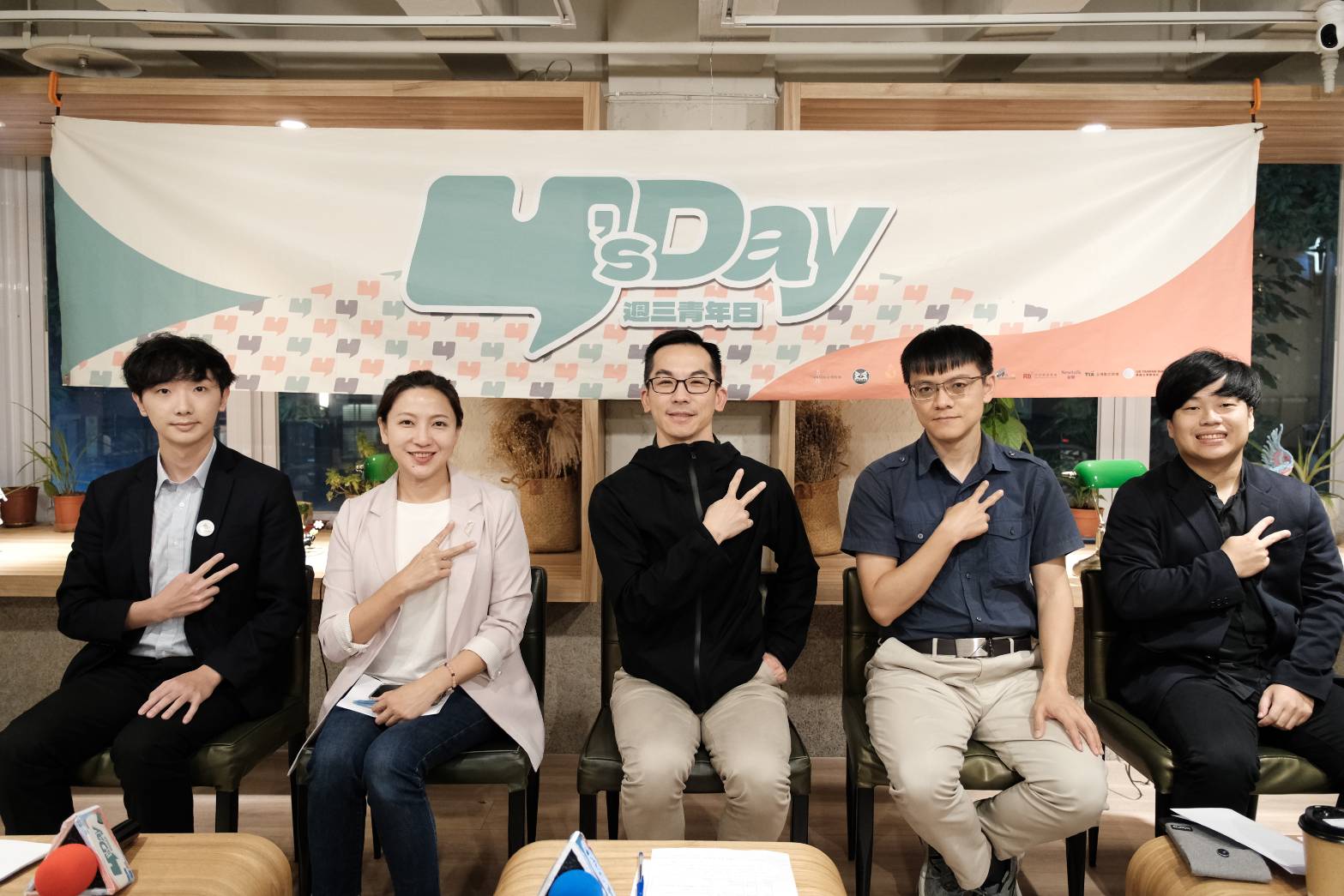 Y’s Day「週三青年日」28日進行「美國缺席世衛？台灣下一步的策略為何？」座談，探討台灣參與WHO行動展望。圖左起：李瀚恩 陳乃瑜 譚偉恩 陳方隅 胡瀚雯。(台灣智庫提供)