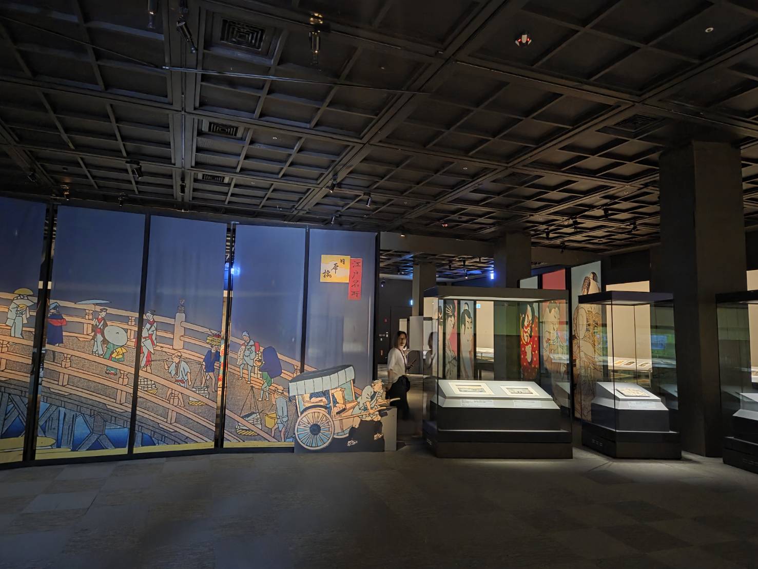 國立故宮博物院南部院區開館十週年，特別策劃國際大展「江戶浮世之美」，帶領觀眾一秒穿越回江戶時代，感受庶民文化與藝術活力。(江昭倫 攝)